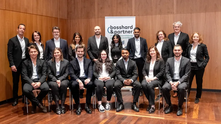 Das gesamte Team von Bosshard & Partner ist zu sehen.