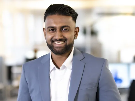 Ein Porträtfoto von Praveen Rajkumar, Mitarbeiter von Bosshard & Partner.